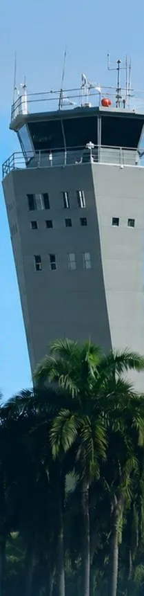 Torre de control de un aeropuerto en Colombia